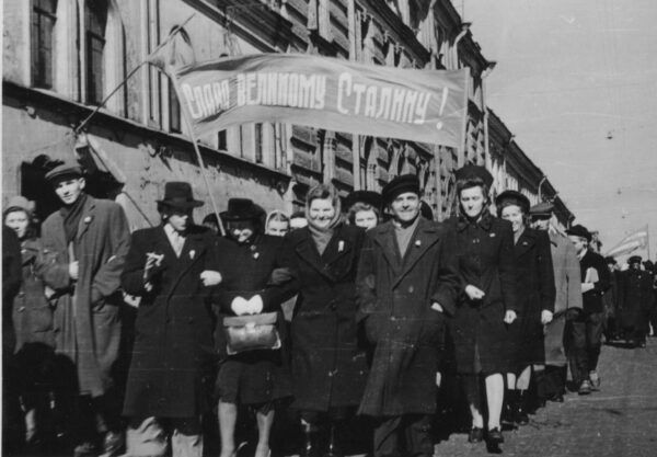 Manifestacja pierwszomajowa w Leningradzie w 1950 roku. Nasza kolumna z transparentem: „Sława Wielikomu Stalinu!”.