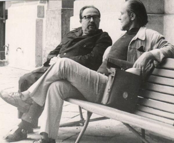 Tadeusz Kołakowski i René na ławce przed BUW-em (lata 50