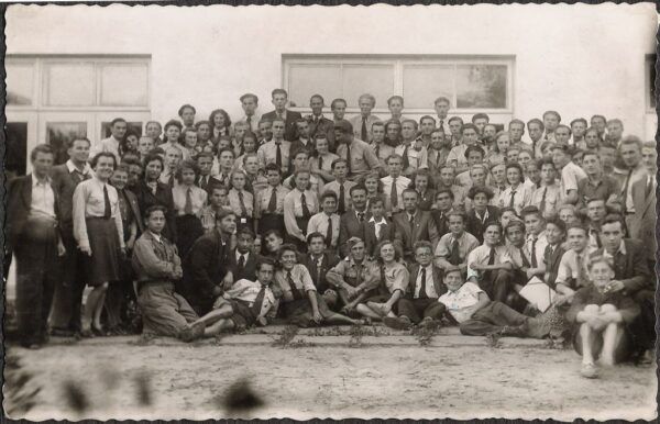Kurs młodzieży OMTUR-owskiej w Otwocku w 1947 roku. Pośrodku Jan Mulak. Wiktoria zasłonięta przez kolegę w trzecim rzędzie