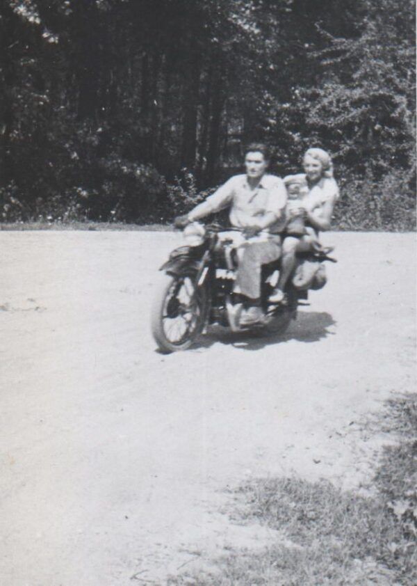 Na motocyklu z żoną Danutą. Celestynów, sierpień 1953 r.